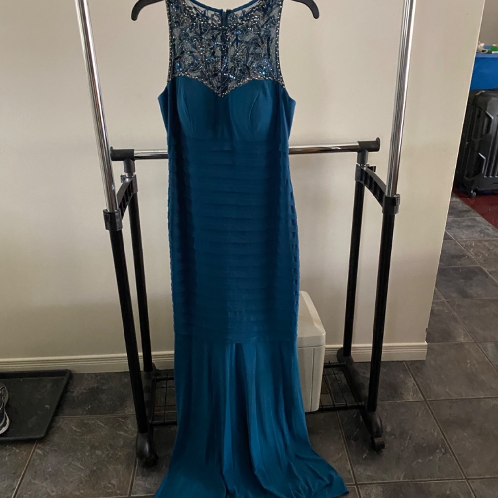Dress - Picture 3 of 4
